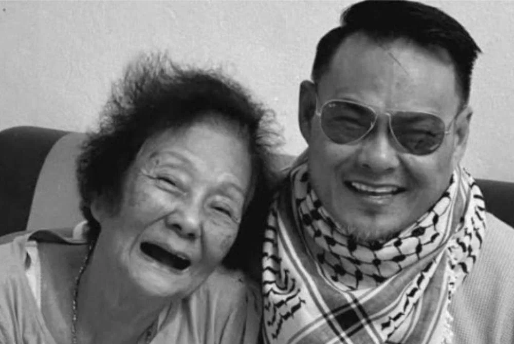 Memaklumkan berita duka menerusi hantaran di Facebook, aktor berusia 56 tahun itu memuat foto bersama mendiang yang meninggal dunia pada usia 84 tahun.