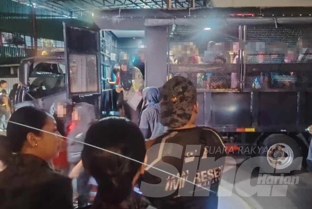 Serbuan dijalankan susulan aduan awam mengenai lambakan warga asing serta aktiviti perniagaan tanpa lesen di kawasan berkenaan.