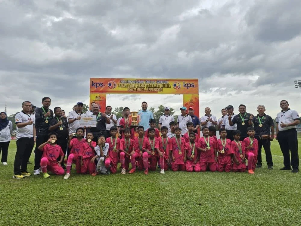 Barisan pemain dan kejurulatihan SK Serdang meraikan kejayaan merangkul Piala Raja Muda Selangor B-12 bersama Tengku Amir Shah dan tetamu pada Sabtu. Foto: Media Piala Raja Muda Selangor B-12