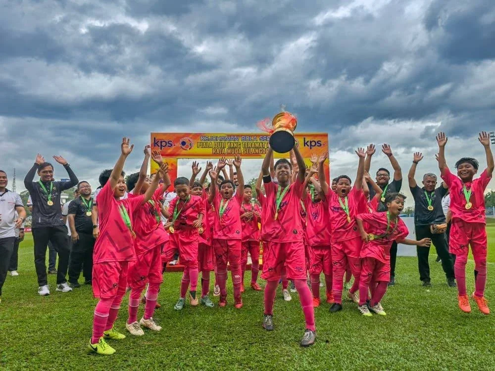 Pemain-pemain SK Serdang meraikan kejayaan merangkul Piala Raja Muda Selangor B-12 selepas menewaskan SK Ulu Yam Bharu dalam perlawanan akhir. Foto: Media Piala Raja Muda Selangor B-12