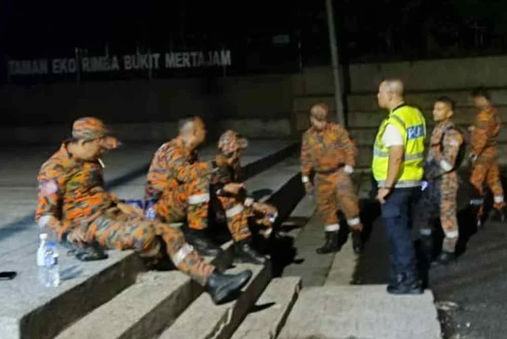 Operasi SAR dijalankan bomba dengan bantuan polis serta orang awam yang berada di kawasan pendakian tersebut.