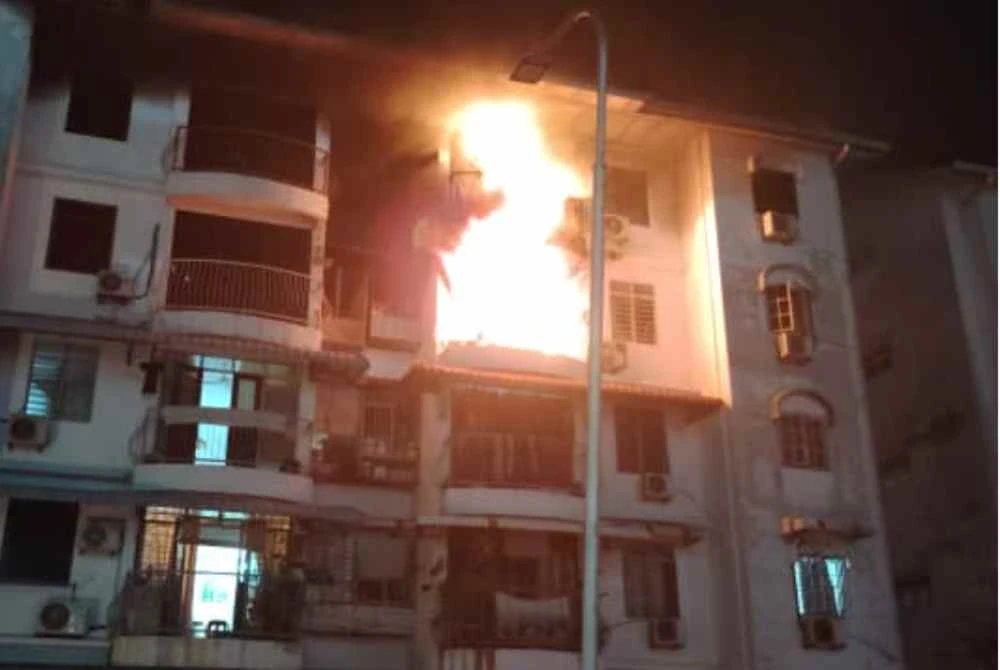 Sebuah unit kondominium di Jalan Angsana, Bandar Baru Ayer Itam terbakar pada malam Sabtu.