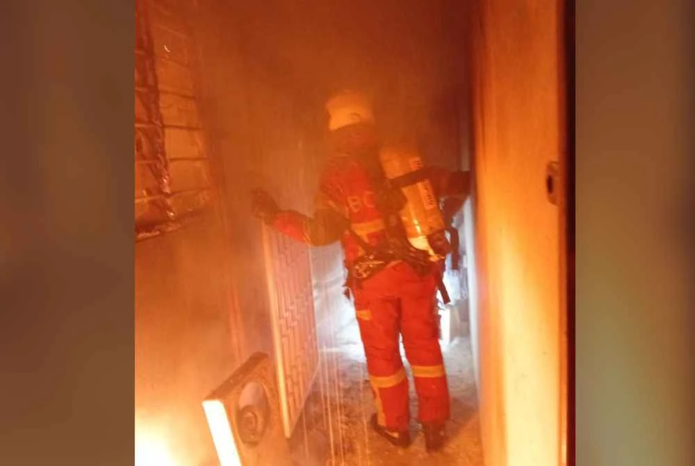 Api marak hingga menyebabkan kira-kira 80 peratus bahagian rumah terbakar.