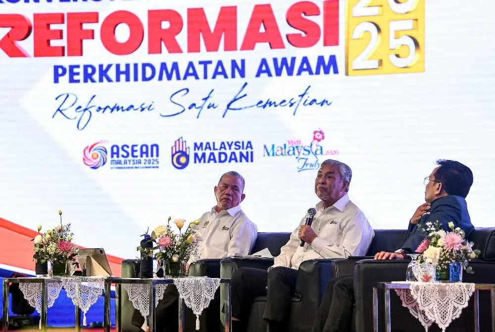 Ahmad Zahid (tengah) bersama Timbalan Perdana Menteri yang juga Menteri Peralihan Tenaga dan Transformasi Air, Datuk Seri Fadillah Yusof (kiri) pada sesi forum Kerajaan Madani Retrospektif dan Memeta Perjalanan ke Hadapan yang dimoderator oleh Sayed Munawar Sayed Mohd Mustar (kanan) sempena Majlis Konvensyen Nasional Reformasi Perkhidmatan Awam 2025 di Auditorium Tun Azizan Zainul Abidin Perbadanan Putrajaya pada Ahad. Foto Bernama