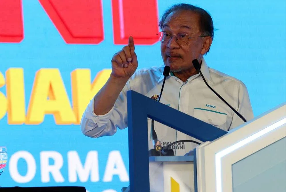 Anwar ketika berucap pada Majlis Penutup Program Rancakkan Madani Bersama Malaysiaku di Dataran Putrajaya pada Ahad. Foto Bernama