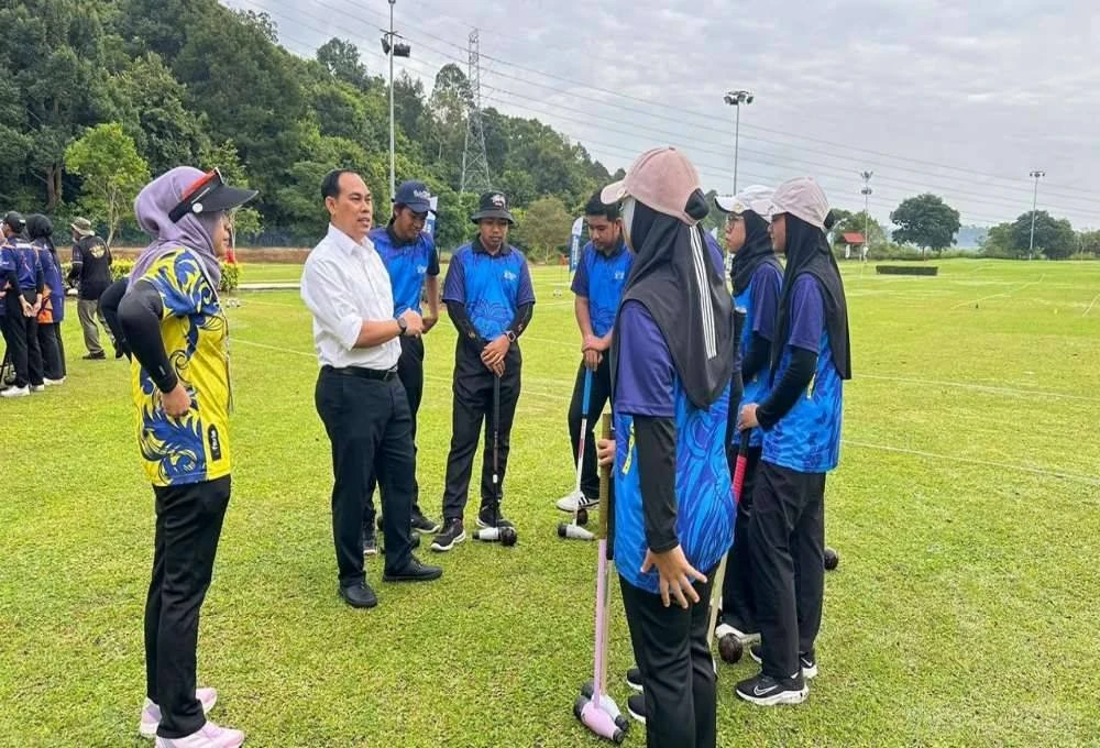 Mustafa (dua kiri) meninjau atlet UniMAP yang terlibat dalam sukan Woodball menjalani latihan. FOTO UNIMAP