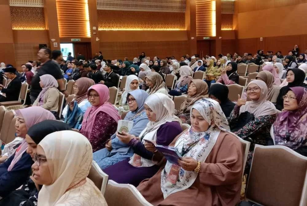 Peserta tekun mendengar perkongsian panel pada World #QuranConvention di Perdana Hall MITI, Kuala Lumpur pada Ahad.
