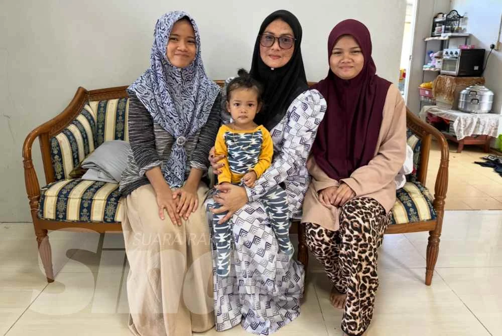 Roslina (tengah) bersama tiga daripada lapan anaknya. 