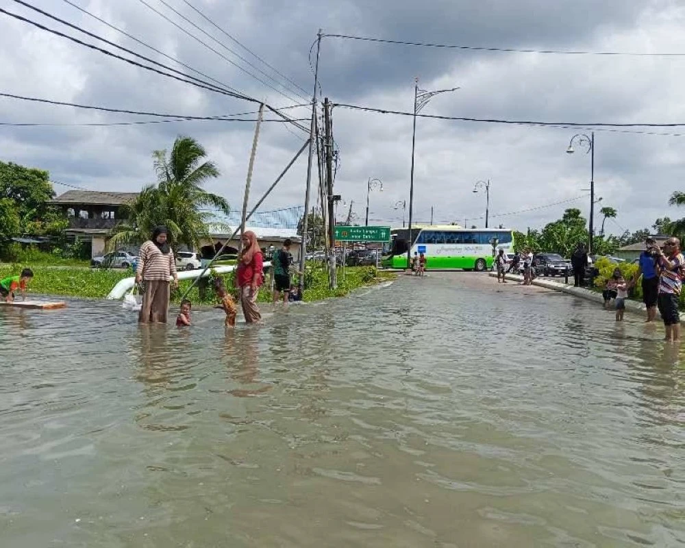 Kawasan laluan di Pekan Kukup menjadi tumpuan penduduk setempat bermandi manda ketika air pasang.