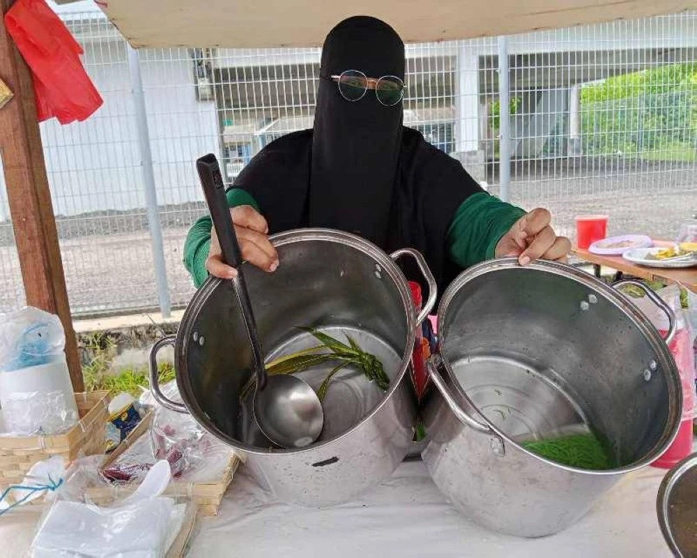 Norita menunjukkan cendol di gerainya licin dibeli pengunjung yang menyaksikan air pasang besar di Pekan Kukup.