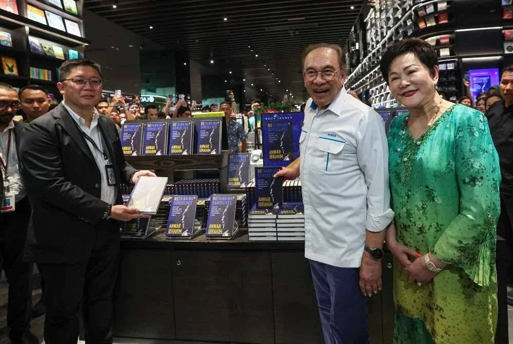 Anwar (dua dari kanan) pada majlis pelancaran buku terbaharunya, Rethinking Ourselves: Justice, Reform and Ignorance in Postnormal Times di Tsutaya Books, Pavilion Bukit Jalil pada Ahad. Foto Bernama