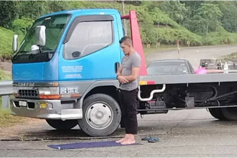 Solat hajat dilakukan sebelum operasi menaikkan SUV terjatuh gaung dalam kejadian di Kilometer 52 Jalan Kuala Jeneris – Sungai Gawi – Aring (Bukit Kawah), Hulu Terengganu. Foto: Mim Autoparts