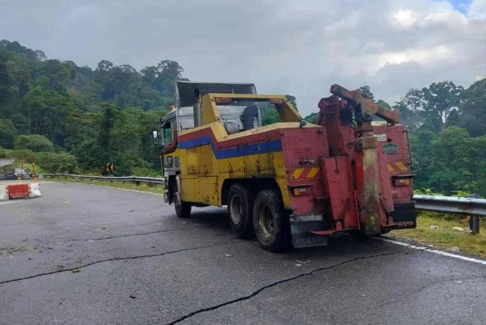 Dua kren penunda digunakan untuk membawa naik SUV berkenaan. Foto: Mim Autoparts