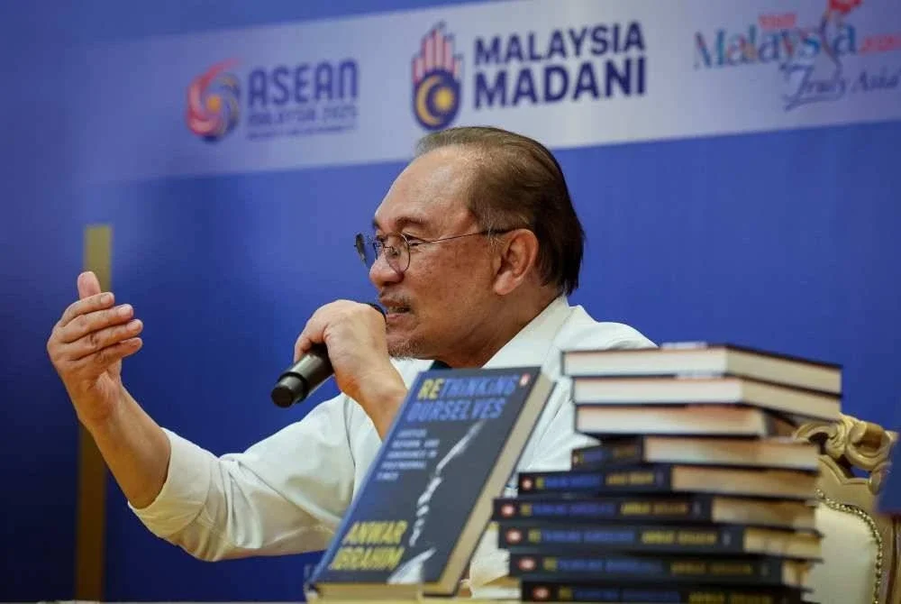 Anwar pada majlis pelancaran buku terbaharunya, Rethinking Ourselves: Justice, Reform and Ignorance in Postnormal Times di Tsutaya Books, Pavilion Bukit Jalil pada Ahad. - Foto Bernama