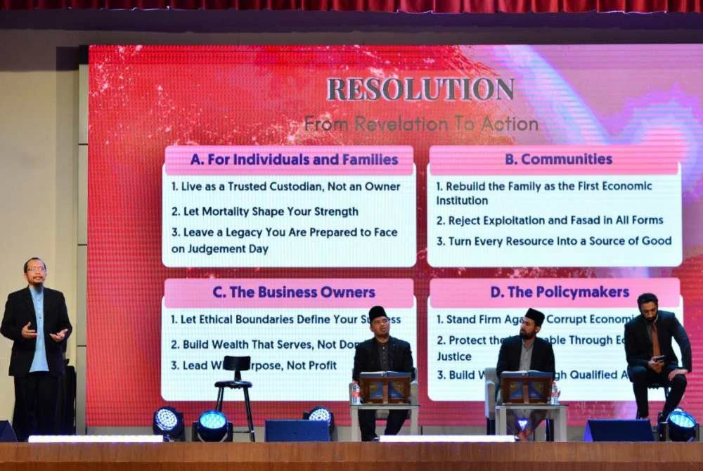 Fazrul (kiri) berkongsi resolusi terbabit semasa World #QuranConvention (WQC) 2025 yang berlangsung di Perdana Hall MITI pada Ahad.