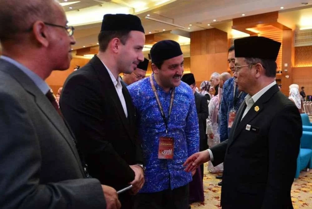 Mohd Nai’im (kanan) bersalaman dengan peserta World#QuranConvention 2025.
