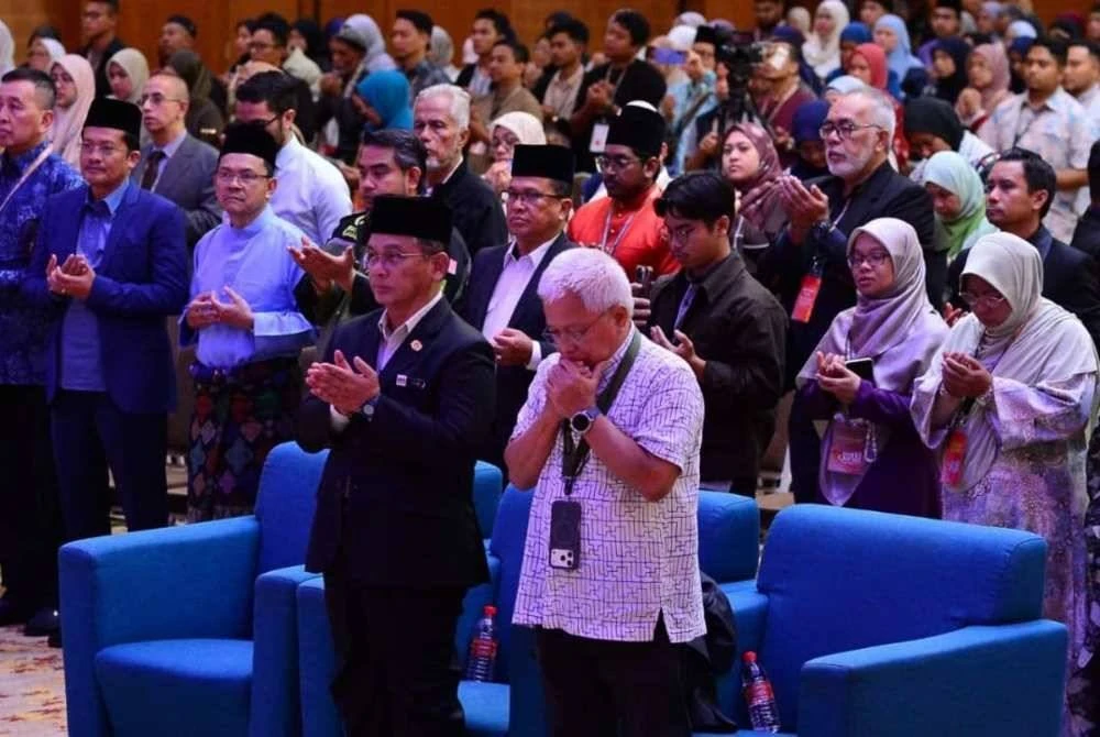 Mohd Na’im (depan, kiri) ketika hadir menyempurnakan majlis penutup World #QuranConvention 2025.