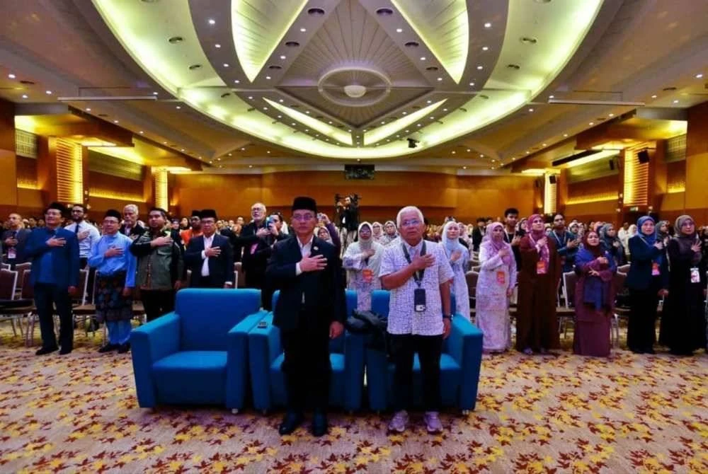 Mohd Na’im (depan, kiri) turut membaca ikrar ketika majlis penutup World#QuranConvention 2025.