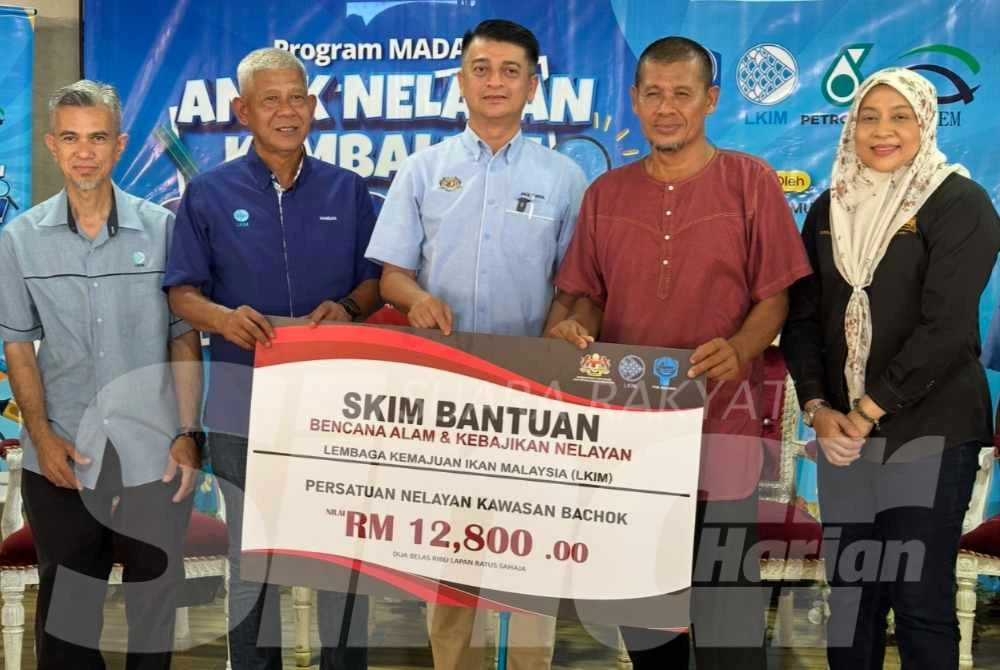 Muhammad Faiz (tiga dari kiri) menyampaikan replika bantuan banjir kepada PNK Bachok. - Foto: SINAR HARIAN/ ADILA SHARINNI WAHID