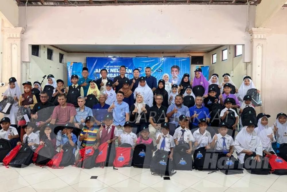 Anak nelayan yang menerima sumbangan persekolahan LKIM dan Petronas. - Foto: SINAR HARIAN/ ADILA SHARINNI WAHID