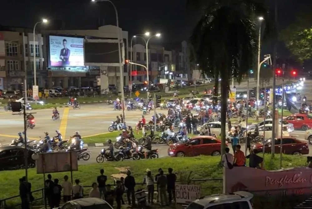 Polis menggempur kawasan Station 18 dekat Pasir Putih, lokasi dikenali sebagai hot spot geng rempit dalam satu operasi bersepadu pada Ahad.