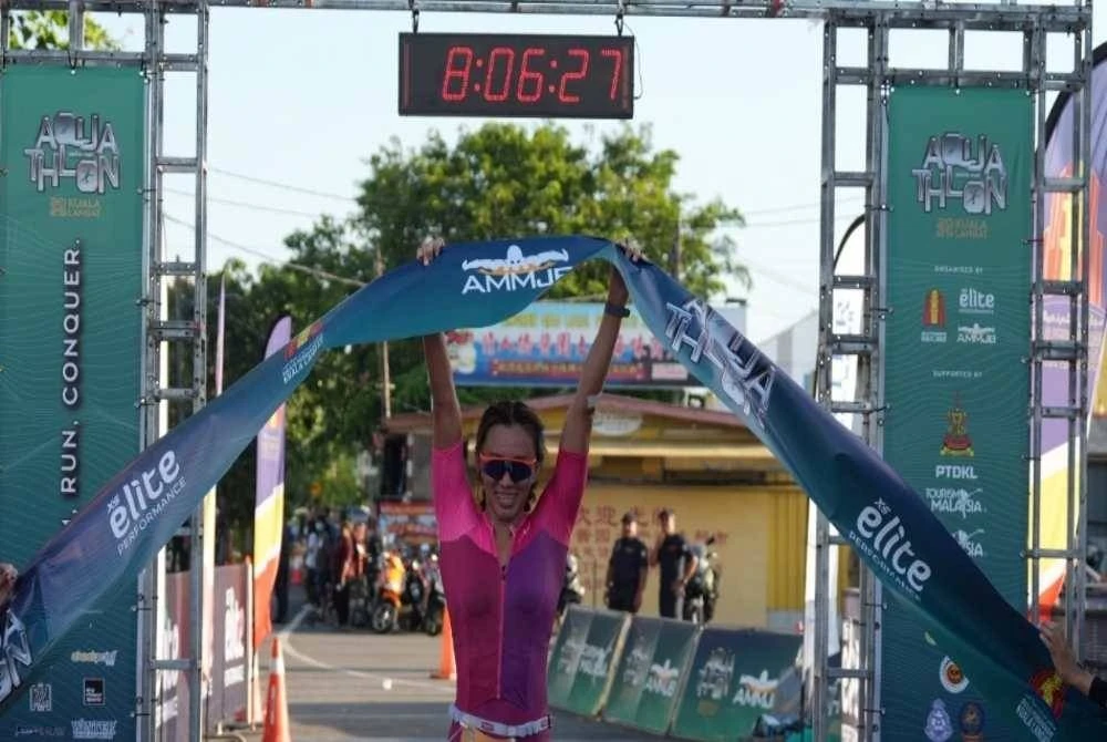 Cindy Sui mempamerkan aksi bertenaga apabila muncul juara kategori wanita sprint dalam saingan Aquathlon Kuala Langat 2025.