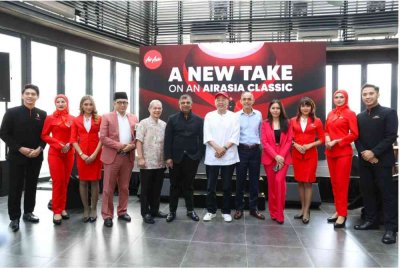 AirAsia mengumumkan dasar pemakaian seragam terbaru yang mana kru kabin wanita kini dibenarkan berhijab.
