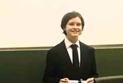 Laurent Simons, remaja pintar berusia 15 tahun dari Belgium, sekali lagi menggemparkan dunia akademik apabila menamatkan pengajian doktor falsafah (PhD) dalam fizik kuantum di Universiti Antwerp Belgium.