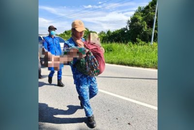 Pasukan penyelamat membantu menyelamatkan warga emas terbabit.