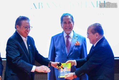 Abang Johari menerima penghargaan melalui pelancaran biografi rasmi yang menyorot legasi politik beliau sejak 2017. Foto Pejabat Premier Sarawak 