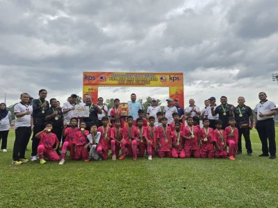 Barisan pemain dan kejurulatihan SK Serdang meraikan kejayaan merangkul Piala Raja Muda Selangor B-12 bersama Tengku Amir Shah dan tetamu pada Sabtu. Foto: Media Piala Raja Muda Selangor B-12