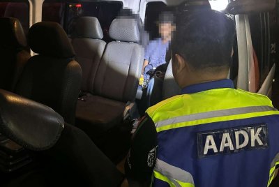 Tiga lelaki warga tempatan ditahan AADK selepas ujian saringan air kencing awal positif dadah semasa operasi di Selayang pada Sabtu.