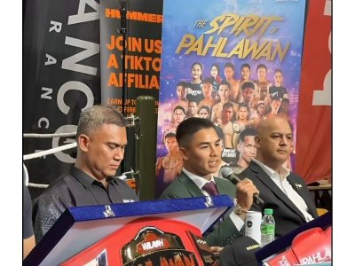 Setiausaha Agung Kelab Muay Thai Pahlawan Malaysia, Dr Noor Azam Samsudin (kiri) bersama sensasi sukan Muay Thai negara, Johan 'Jojo' Ghazali ketika sidang media Wilayah Pahlawan Muay Thai Antarabangsa 2.0 (WPIMC) yang berlangusng pada Sabtu.