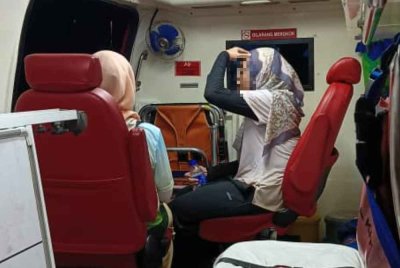 Antara mangsa yang diselamatkan selepas sesat ketika mendaki Bukit Cherok Tokun pada Sabtu 