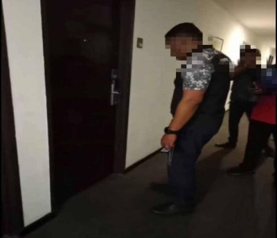 Penguat kuasa JAINJ melakukan tangkapan ke atas pasangan yang disyaki berkhalwat di sebuah hotel di Segamat. - Foto JAINJ