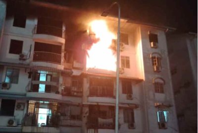 Sebuah unit kondominium di Jalan Angsana, Bandar Baru Ayer Itam terbakar pada malam Sabtu.
