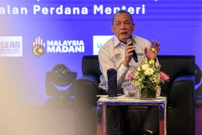 Fadillah ketika berucap pada sesi forum Kerajaan Madani Retrospektif dan Memeta Perjalanan ke Hadapan sempena Majlis Konvensyen Nasional Reformasi Perkhidmatan Awam 2025 di Auditorium Tun Azizan Zainul Abidin Perbadanan Putrajaya pada Sabtu. Foto Bernama