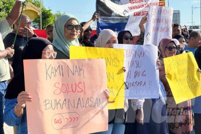 Penduduk mengadakan bantahan aman bagi menggesa kerajaan negeri serta pemaju mencari solusi segera berikutan masalah yang mereka hadapi disebabkan projek pembangunan Gurney Bay yang sedang dijalankan.