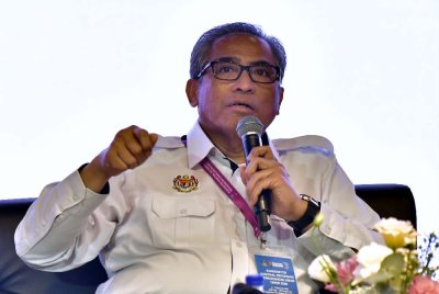 Shamsul Azri bercakap pada forum bagi menganalisis peranan strategik dan kepimpinan jentera pentadbiran awam dalam memacu pelaksanaan agenda Kerajaan Madani sepanjang tiga tahun yang lalu sempena Majlis Konvensyen Nasional Reformasi Perkhidmatan Awam 2025 di Auditorium Tun Azizan Zainul Abidin Perbadanan Putrajaya pada Ahad. Foto Bernama