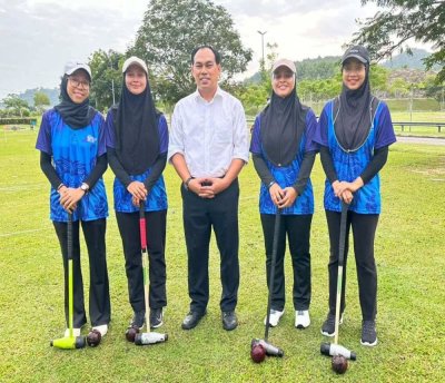Mustafa ( tengah) bersama atlet UniMAP dalam sukan Woodball. FOTO UNIMAP