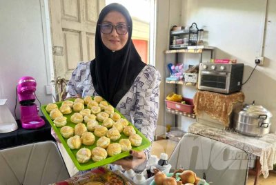 Roslina membuat kuih untuk dijual ke kedai-kedai berdekatan, selain mengambil tempahan.