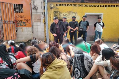 Basri (kiri) menemu bual wanita asing yang ditangkap dalam serbuan Op Gegar di ibu negara pada Ahad.