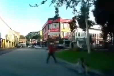 Tular video memaparkan seorang wanita menjadi mangsa ragut di Taman Setia Indah, Johor Bahru.