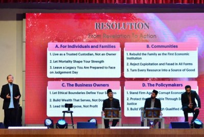 Fazrul (kiri) berkongsi resolusi terbabit semasa World #QuranConvention (WQC) 2025 yang berlangsung di Perdana Hall MITI pada Ahad.