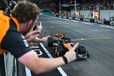 Norris menjadi pemandu pertama yang memenangi gelaran untuk McLaren sejak Lewis Hamilton pada 2008. Foto Agensi