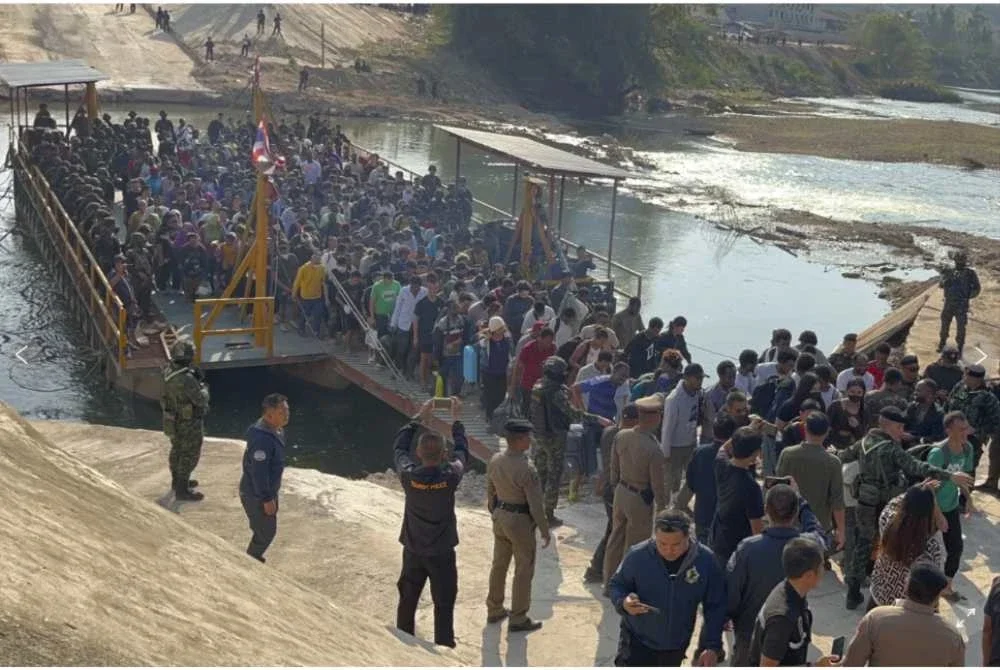 Ratusan mangsa dari 20 negara melintasi ke wilayah Tak di Thailand selepas diselamatkan dari pusat scam di Myanmar pada awal tahun lalu. - Foto Agensi