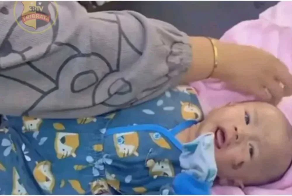 Bayi itu kini dijaga oleh komuniti setempat. - Agensi