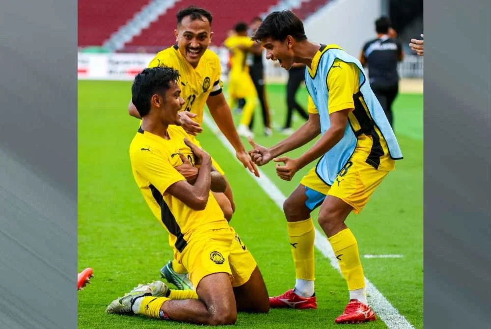 Moses Raj Michel Dass (kiri) meledak gol ketiga ketika Harimau Muda menewaskan Laos 4-1 dalam aksi pertama Kumpulan B pada Sabtu. - Foto: FAM
