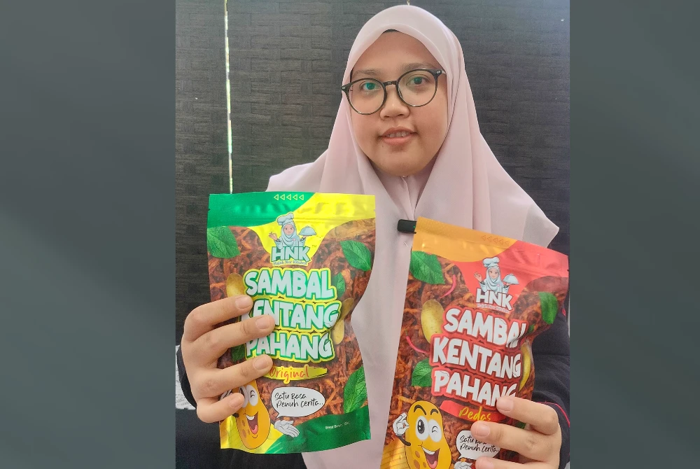 Norafizaa menunjukkan antara produk keluarannya yang mendapat sambutan menggalakkan daripada pelanggan.