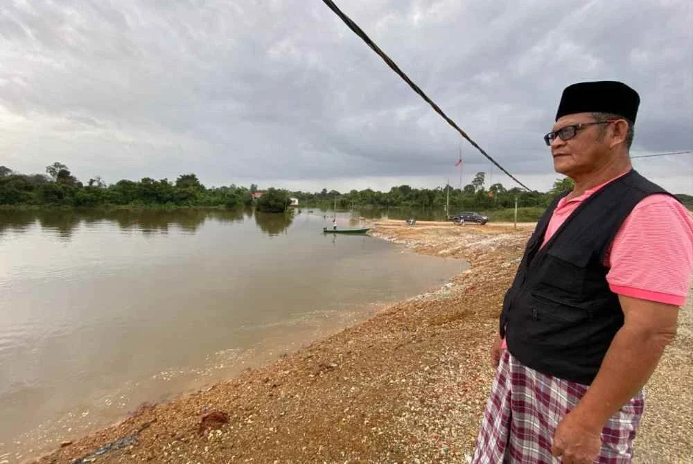 Mohd Ariffin melihat pembinaan PLSB Sungai Golok Fasa Satu yang menyebabkan banjir buruk di Rantau Panjang.